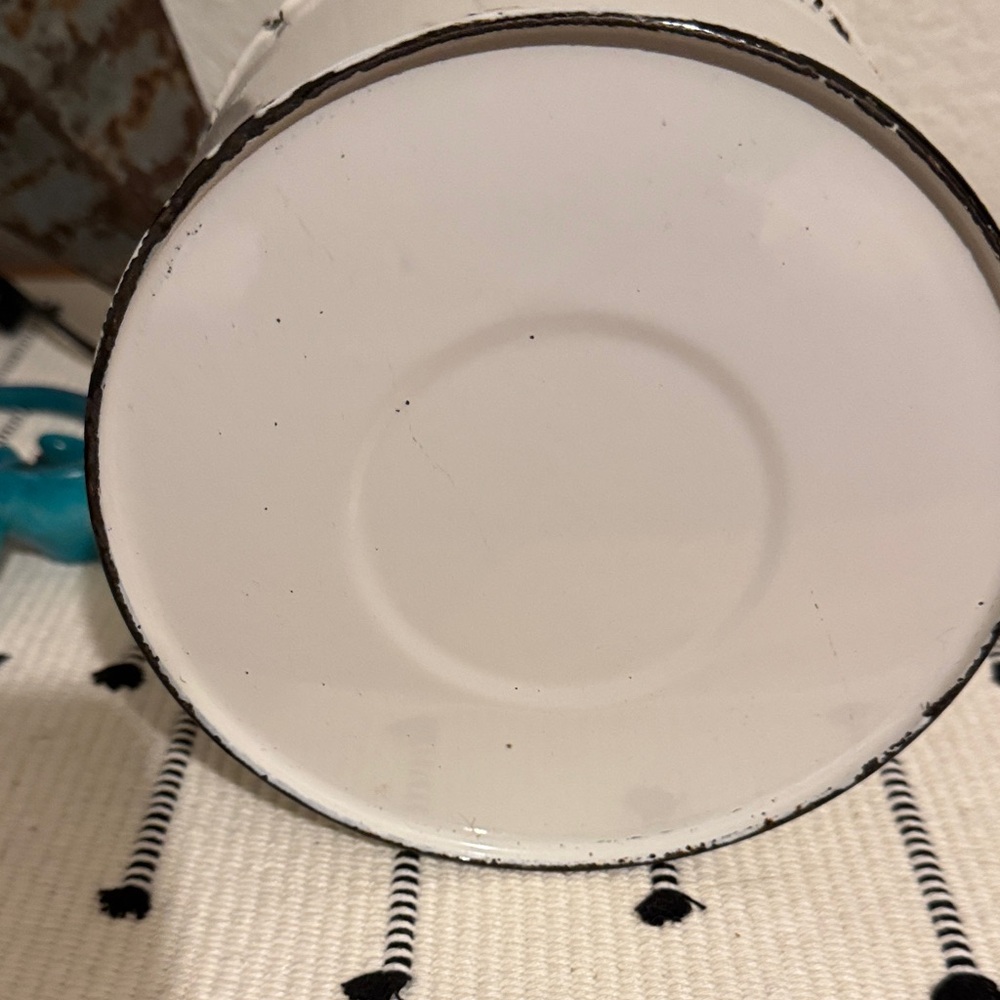 White Small Enamelware Bucket with lid and Handle - Picture 4 of 4